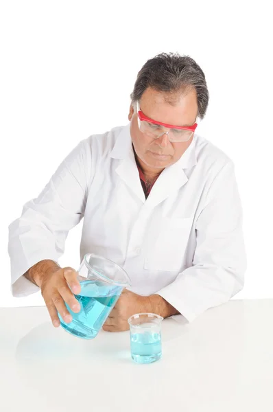 Laboratorietekniker med skyddsglasögon Stockbild