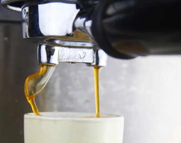 Koffie extractieproces van professionele espressomachine Stockfoto