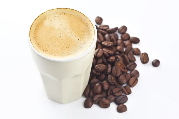 Koffie met bonen op wit Stockfoto