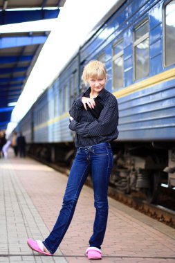 tren istasyonunda kız