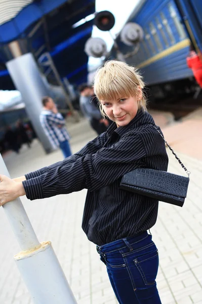 The girl at railway station. — Stock Photo, Image