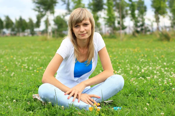 Ładna dziewczyna na trawie — Zdjęcie stockowe
