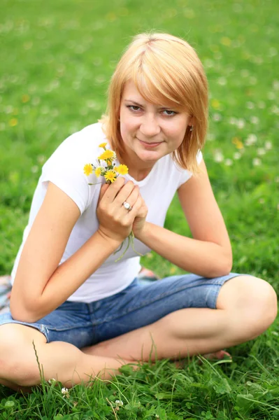 Dziewczyna na zielonej trawie. — Zdjęcie stockowe