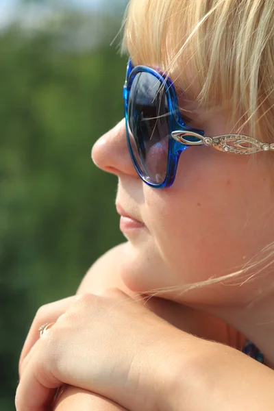 Fille en lunettes de soleil — Photo