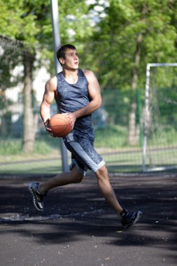 Basketbol.