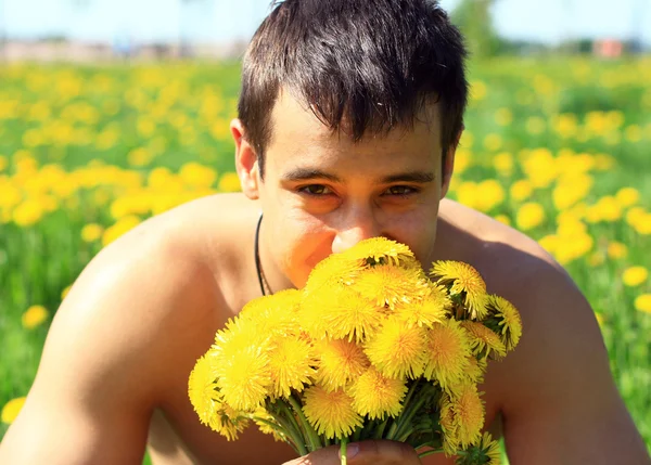 Hombre con flores. — Foto de Stock