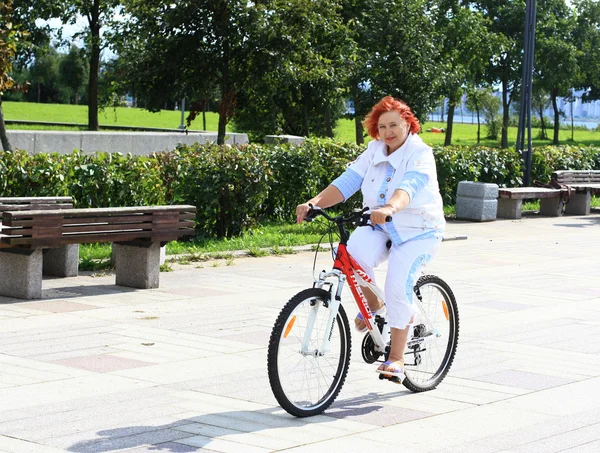 Mujer en bicicleta al aire libre — Foto de Stock