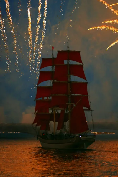 El barco y los fuegos artificiales . — Foto de Stock