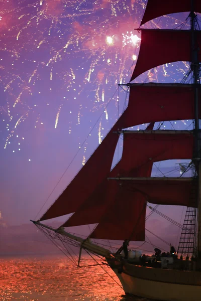 O navio e os fogos de artifício . Imagens De Bancos De Imagens Sem Royalties