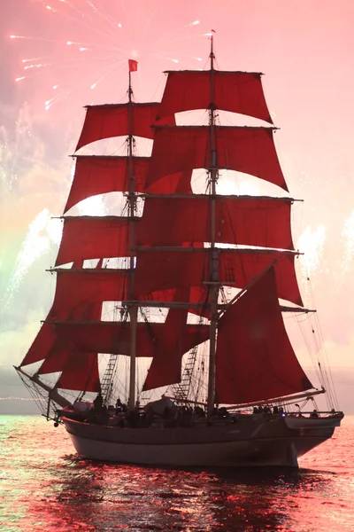 El barco y los fuegos artificiales . Imagen de archivo