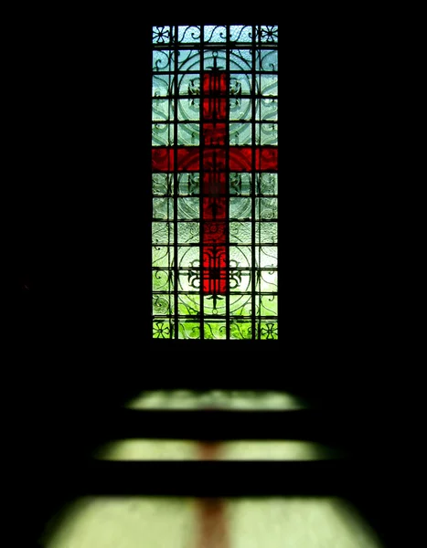 Krzyż na oknie — Zdjęcie stockowe
