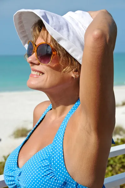 Donna attraente sulla spiaggia — Foto Stock