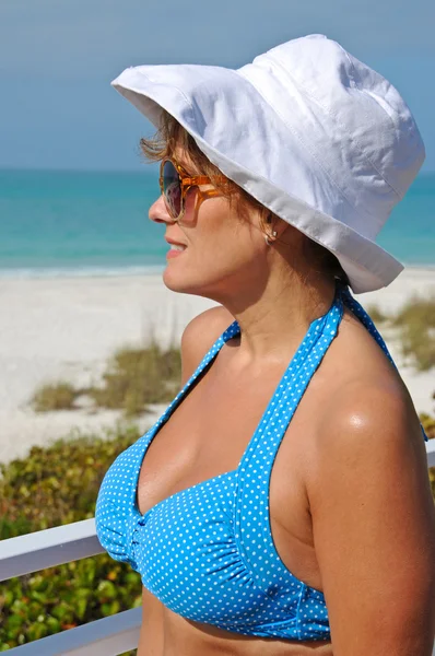 Привлекательная женщина на пляже — стоковое фото