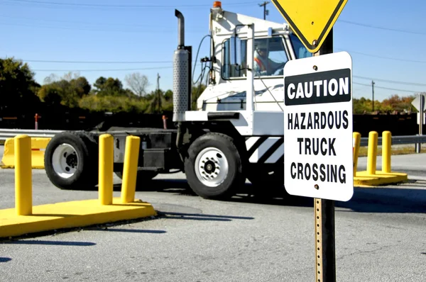 Gevaarlijke vrachtwagen kruising — Stockfoto