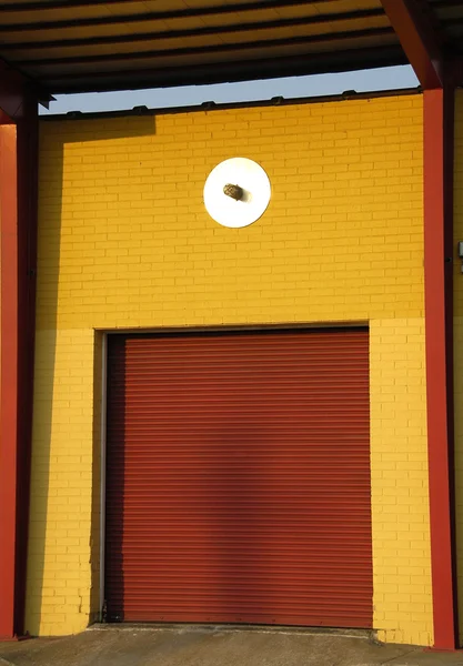 Porta industrial vermelha — Fotografia de Stock