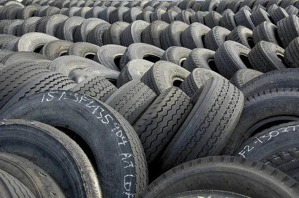 Montón de neumáticos — Foto de Stock