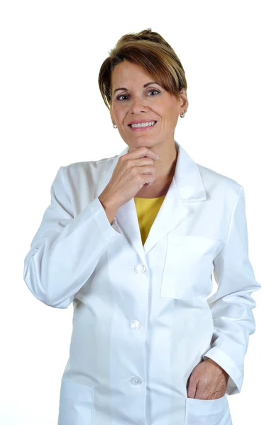 Donna attraente che indossa un cappotto di laboratorio — Foto Stock