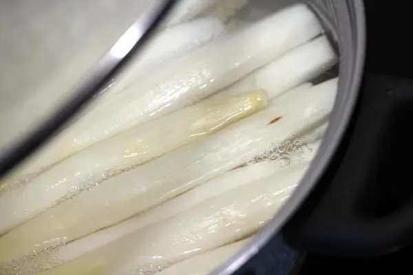 stock image Cook asparagus