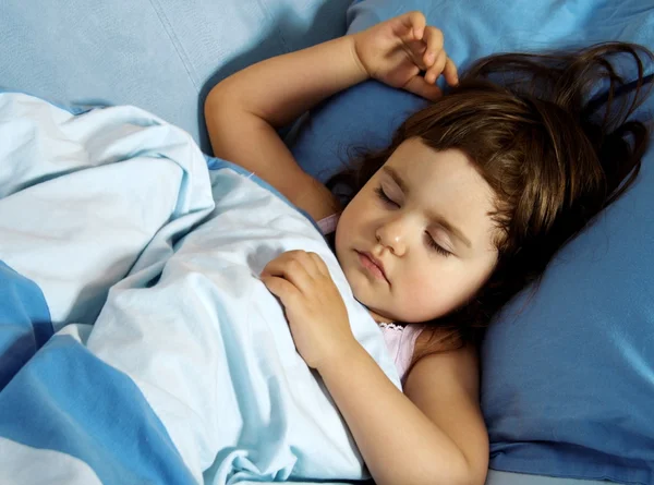 Fetiță dormind în patul ei — Fotografie, imagine de stoc