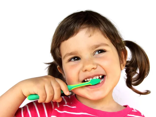 Küçük kız dişlerini fırçalıyor. Telifsiz Stok Fotoğraflar