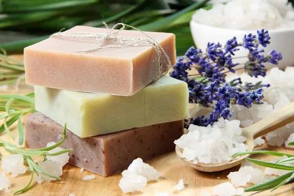 Zelfgemaakte zeep met lavendel — Stockfoto