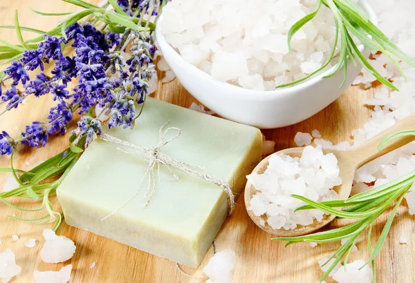 Gyógynövényes szappan, tengeri só és a levendula virág — Stock Fotó