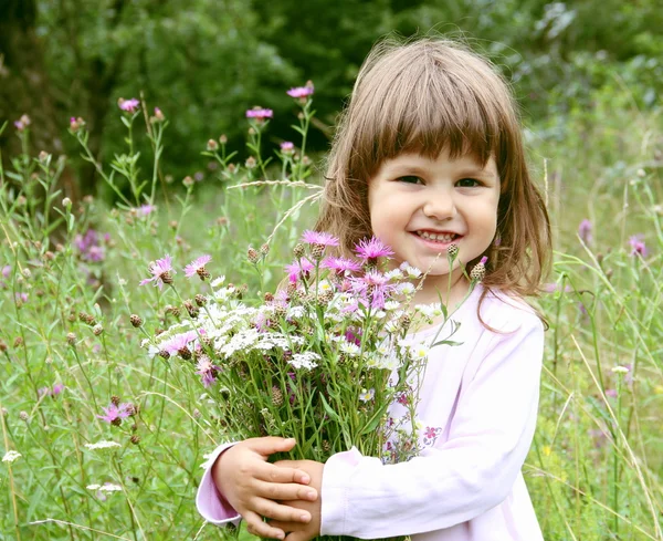 Χαμογελαστό κορίτσι με μπουκέτο λουλούδια — Φωτογραφία Αρχείου