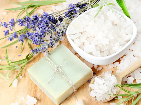 Handgemachte Seife mit Salz und Lavendel — Stockfoto