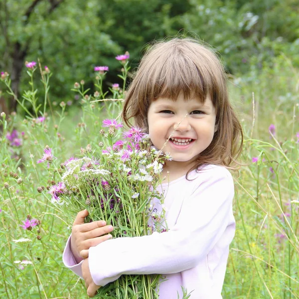 Boldog lány vad virág csokor — Stock Fotó