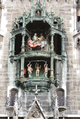 marienplatz Münih'teki eski Belediye binasında saat