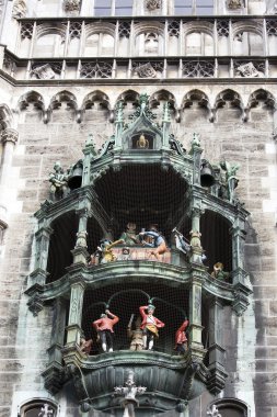 marienplatz Münih'teki eski Belediye binasında saat