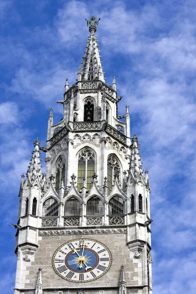 De klok van het stadhuis op de marienplatz in München — Stockfoto