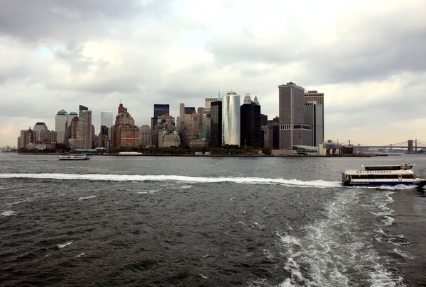 View of Manhattan from a Staten Island ferry — Stock Photo, Image