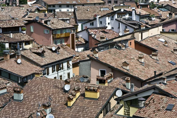 Riva del garda města střechy — Stock fotografie