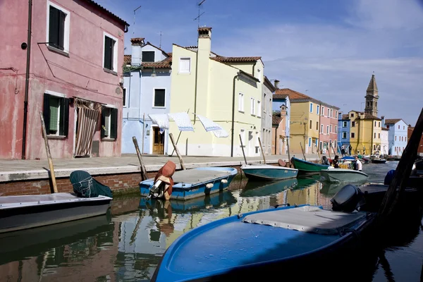 Canale nell "isola di Burano — Foto Stock