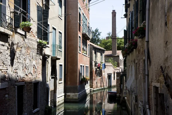 Edifici su un canale a Venezia — Foto Stock