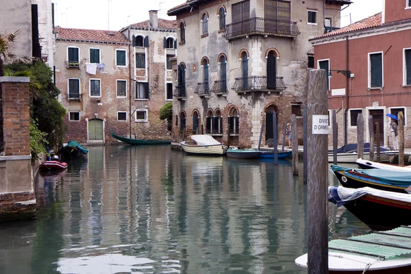 Venedik canal üzerindeki binalar — Stok fotoğraf