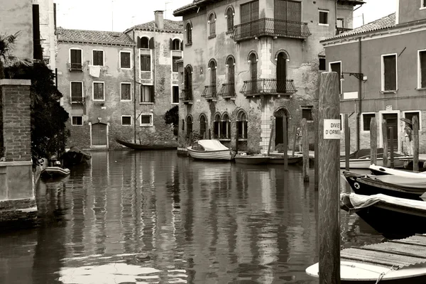 Edificios un canal en Venecia —  Fotos de Stock