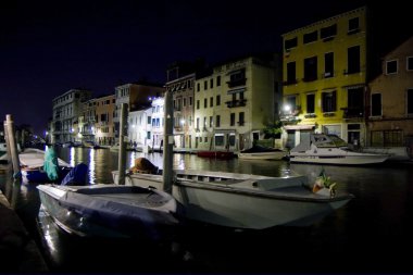 Venedik canal gece adlı