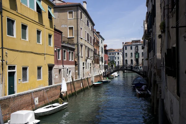 Edifícios em um canal em Veneza — Fotografia de Stock