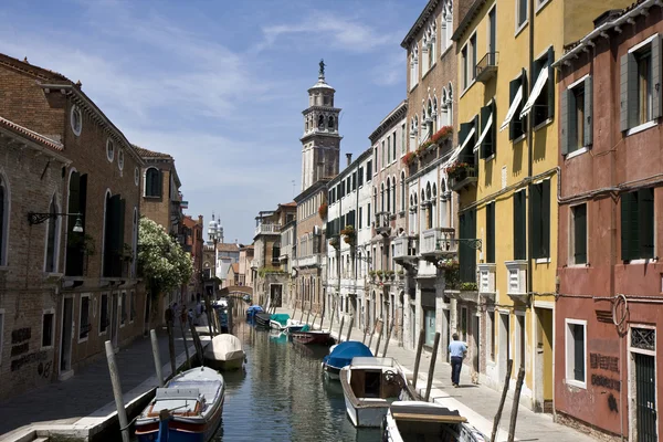 Byggnader på en kanal i Venedig — Stockfoto