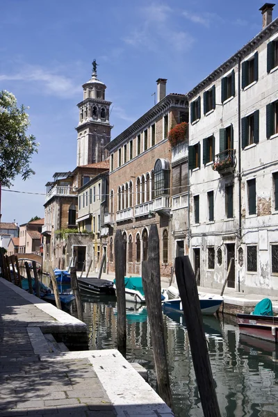 Здания на канале в Венеции — стоковое фото