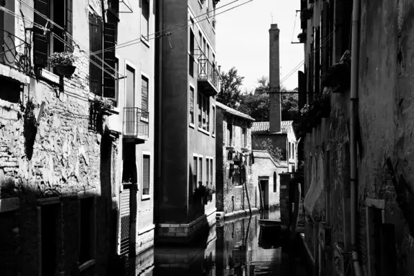 Clădiri pe un canal din Veneția — Fotografie, imagine de stoc