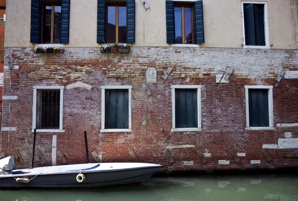 Здания канала в Венеции — стоковое фото