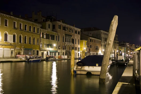 Ένα κανάλι στη Βενετία τη νύχτα — Φωτογραφία Αρχείου