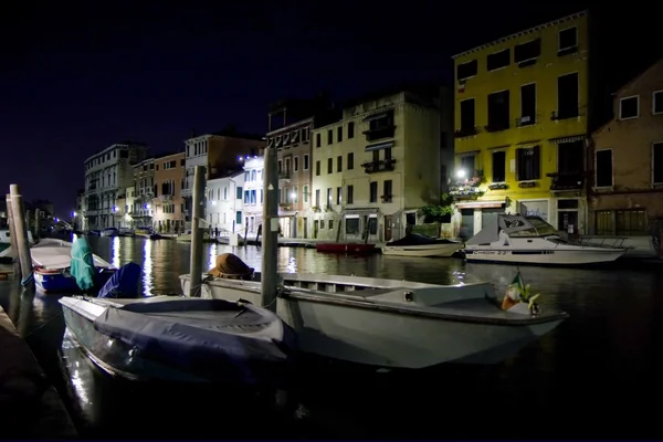 Un canale a Venezia di notte — Foto Stock