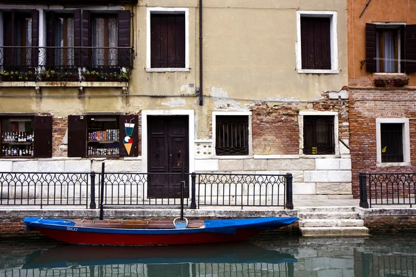 Budovy a kanál v Benátkách — Stock fotografie