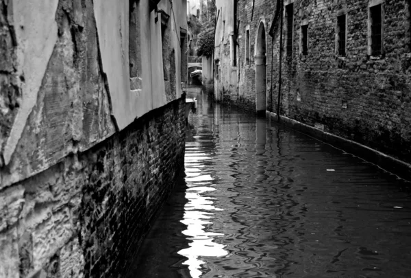 Edifici su un canale a Venezia — Foto Stock