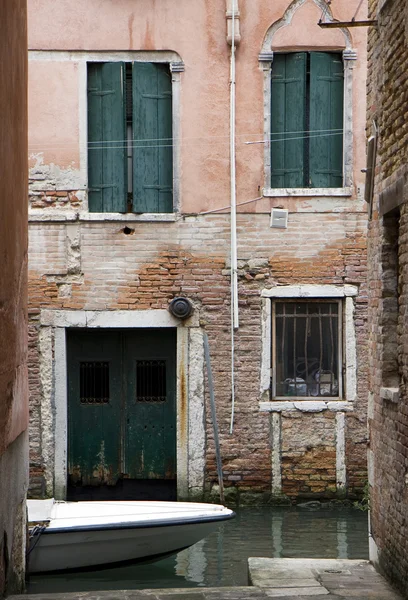 在威尼斯运河上的建筑物 — 图库照片