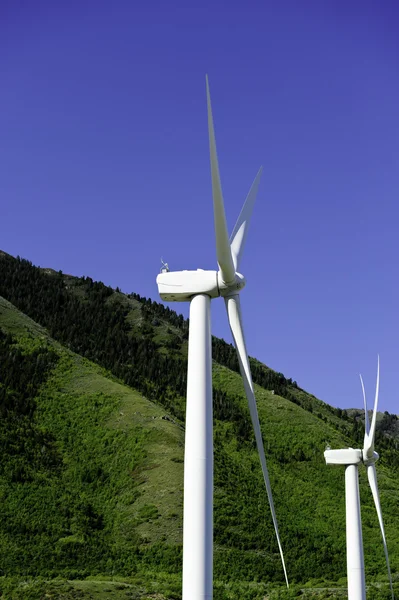 Två väderkvarnar eller vindkraftverk — Stockfoto